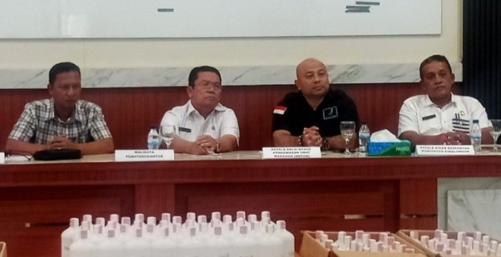 Penyidik Balai Besar Pengawas Obat dan Makanan (BBPOM) Medan dan Dinas Kesehatan (Dinkes) Siantar gerebek apotik di Jalan Rakutta Sembiring, Lorong 20, Kota Siantar, Rabu 10 Desember 2025. Sebanyak 400 liter formalin disita.