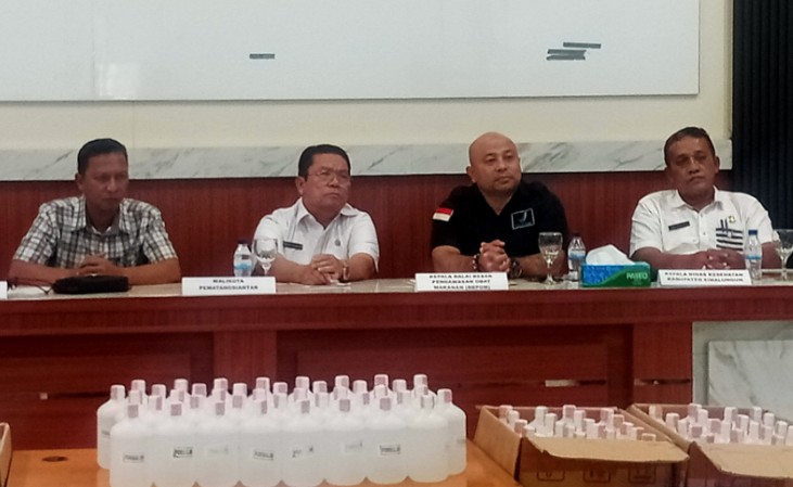 Penyidik Balai Besar Pengawas Obat dan Makanan (BBPOM) Medan dan Dinas Kesehatan (Dinkes) Siantar gerebek apotik di Jalan Rakutta Sembiring, Lorong 20, Kota Siantar, Rabu 10 Desember 2025. Sebanyak 400 liter formalin disita.