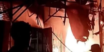 Kebakaran melanda kawasan Pasar Dwikora atau yang dikenal masyarakat sebagai "Pajak Parluasan" di Kota Pematangsiantar, Kamis (18/6/2026) dini hari. Sedikitnya 311 kios pedagang dilaporkan hangus terbakar dalam peristiwa tersebut.