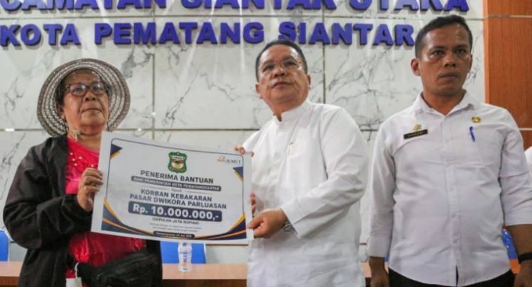 Pemko Siantar Salurkan Bantuan Rp10 Juta untuk Pedagang Korban Kebakaran Pasar Dwikora