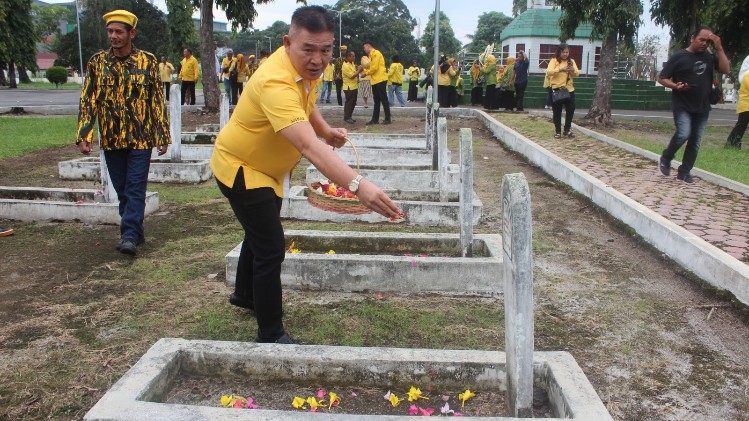 HUT ke-62 Golkar di Siantar, Ziarah ke TMP dan Salurkan 1.000 Paket Sembako