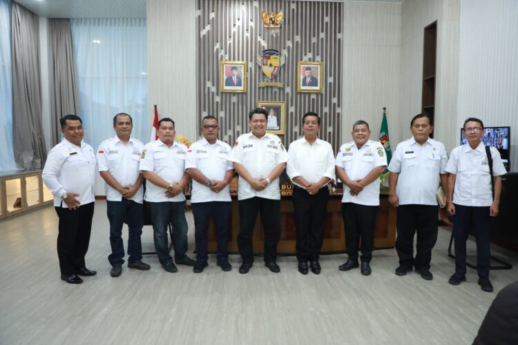 Keterangan gambar:Pengurus DPD LPM SUMUT, Korda Siantar-Simalungun foto bersama Bupati dan Ka DPMN Simalungun