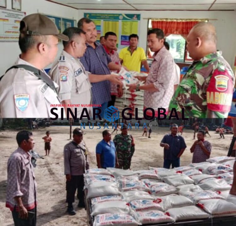 Keterangan Gambar:Humas PT.Huta Bayu Marsada Ruslan Purba Saat menyerahkan Bantuan 840 paket Sembako kepada warga melalui Pemerintah Nagori Bahal Batu pada Jumat(31/08/2023)