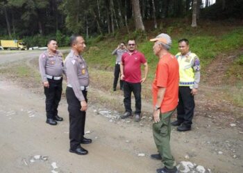 Hujan Deras Personel Polres Simalungun Tetap Laksanakan Penjagaan Ketat guna Suksesnya Penutupan Toba Rally 2023