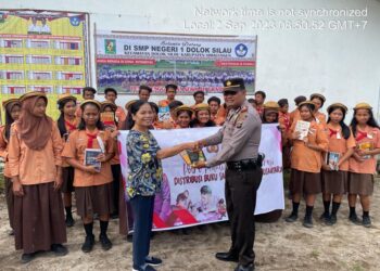 Kapolsek Dolok Silau Berikan Buku Bacaan Untuk SMP Negeri 1 Dolok Silau   
