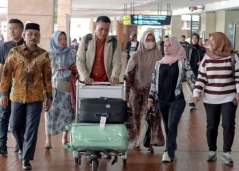  Mencari Keadilan ke Jakarta, Ibunda Almarhum Iman Masykur Disambut Haji Uma