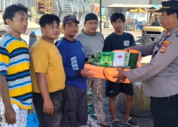 Polsek Benoa Berikan Bantuan Jaket Safety Guard Kepada ABK 