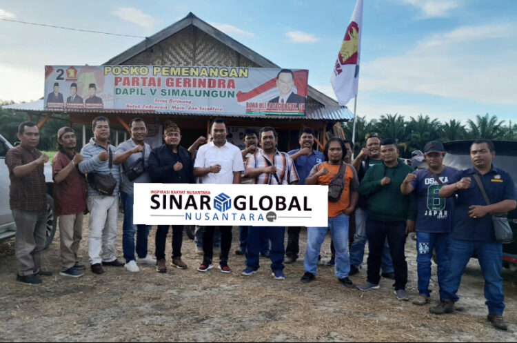 Keterangan gambar: Bonauli Rajagukguk foto bersama dengan para jurnalis se Dapil 5 di Rumah Posko Pemenangan partai Gerindra Dapil 5 Simalungun