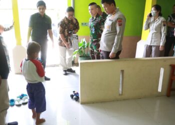 Polres Simalungun Antar Korban Kekerasan Terhadap Anak Dengan Mobil Patroli