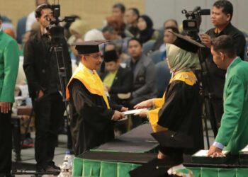 Haji Uma Wisuda Sarjana Ilmu Politik di UNAS Jakarta Dengan Predikat Cumloude