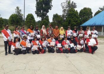Penyerahan Bunga Hari Guru Nasional di SMPN 2 Hatonduhan,  Diselimuti Haru dan Menyentuh Hati