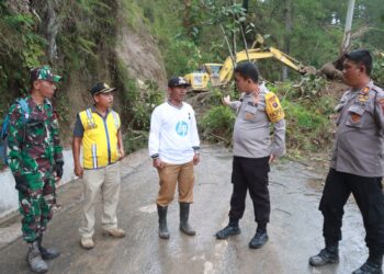 Kapolres dan Tim Gabungan Bergerak Cepat Tangani Longsor di Kabupaten Simalungun