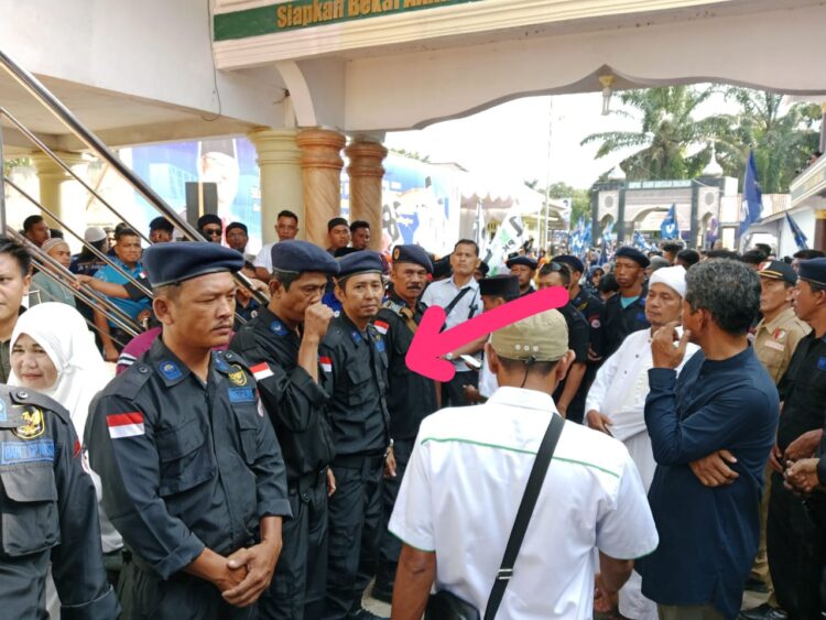 Keterangan Foto:Ketua DPD Garda NasDem Simalungun Andi Kurniawan Siregar ikut melaksanakan pengamanan Kunjungan Anies Baswedan Capres RI 2024 di Parsulukan Serambi Babusallam Simalungun