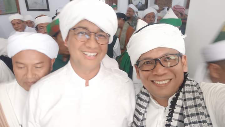 Keterangan gambar: Muhammad Jusuf Sirait SE, sebelah kanan Foto bersama dengan Anies Baswedan usai penyerahan Imamah oleh Tuan Guru Batak