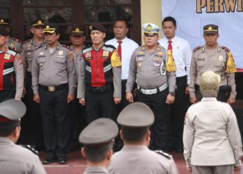 Jelang Akhir Tahun Polres Simalungun Gelar Upacara Kenaikan Pangkat Dengan Tradisi Penyiraman Air Bunga