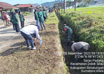 Kapolsek dan Forkompimca Dolok Silau Laksanakan Giat Gotong Royong Untuk Bersihkan Fasilitas Umum