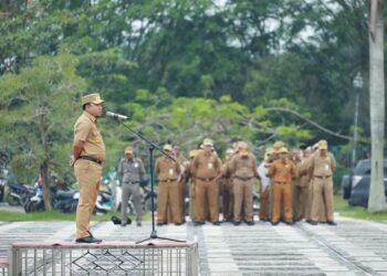 Wakil Bupati Siak Husni Merza Menjadi Pembina Pada Apel Bersama Pemerintah Kabupaten Siak, Yang Dilaksanakan di Halaman Kantor Bupati Siak