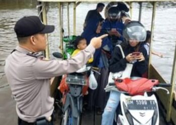 Ciptakan Pemilu Damai di 2024, Bhabinkamtibmas Kp. Pinang Sebatang Sampaikan Pesan Pemilu Damai di Sampan Penyebrangan