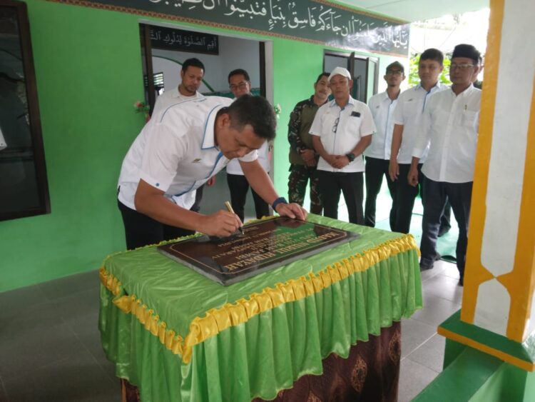 Penandatanganan Prasasti oleh Bapak Manajer Kebun