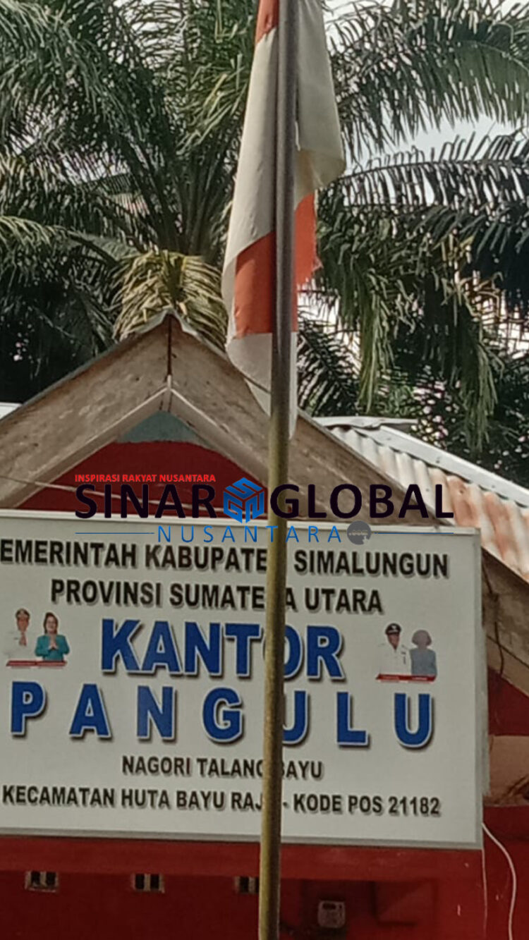 Keterangan foto,Bendera merah putih yang sudah Kumal dan koyak di pasang di kantor pangulu Nagori Talang Bayu