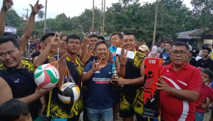 Keterangan foto: Penyerahan hadiah berserta Trofi Penghargaan bagi juara 1 yang diraih oleh Team Akbar VC