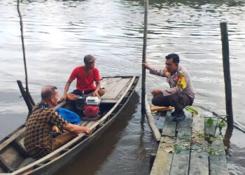 Cooling System Personel Polres Siak, Memberikan Sosialisasi Pemilu Damai Bersama Nelayan