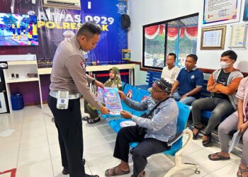 Khawatir Masyarakat Terhasut Berita Hoax, Personel Polres Siak Bagikan Brosur Anti Hoax