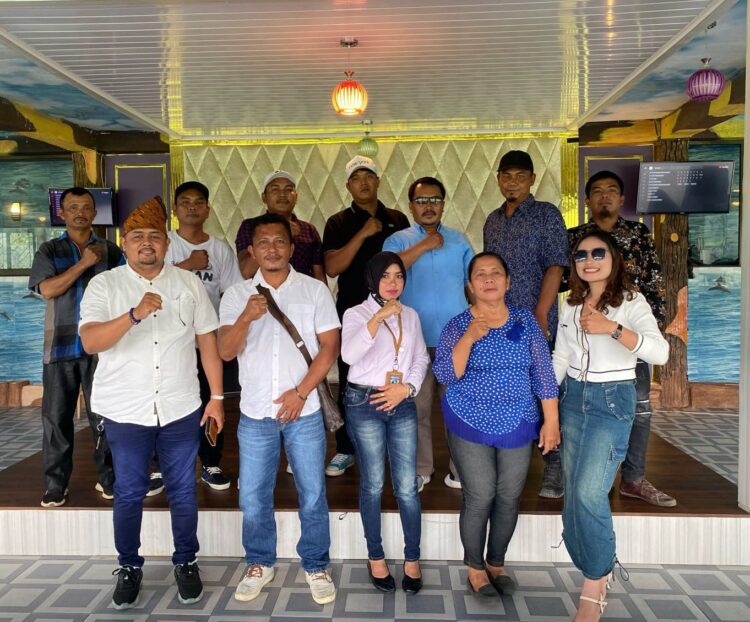 Foto Bersama Unsur Pimpinan Sinar Global Nusantara berserta para wartawan dan wartawati dan karyawan usai RAKER.