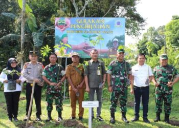 Dandim 0207 Simalungun Diwakili Kasdim Mayor Inf Maragana Melaksanakan Kegiatan Penanaman Pohon Secara Serentak Melalui Vidcom Bersama Pangdam I/BB