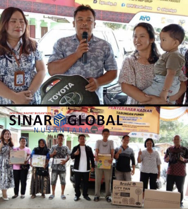 Keterangan foto: Keseruan Penyerahan Hadiah Pesta Nasabah Penyerahan Hadiah Tabungan Pundi Periode XV Tahap ke 30.