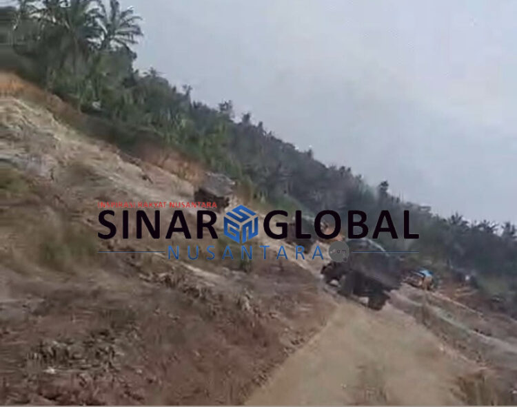 Keterangan gambar: Puluhan Dump Truk sedang antrian untuk melakukan pengisian tanah yang diambil dari Galian C diduga ilegal.selain itu kondisi lapangan juga terlihat diselimuti abu