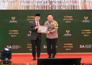 AKBP Asep Sujarwadi Terima Penghargaan Sebagai Tokoh Publik Pendukung Zakat Dalam Baznas Award 2024