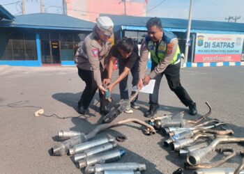Kasat Lantas Polres Pematangsiantar Musnahkan 30 Knalpot Brong Tidak Sesuai Spesifikasi