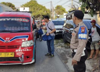 Sat Narkoba Polres Simalungun Bagikan Takjil dalam Kegiatan ‘Polri Peduli Masyarakat