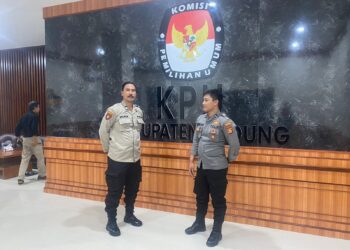 Ipda Kadir Surahman Pimpin Pengamanan di Kantor KPU Badung