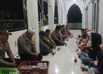 Kapolsek Dolok Silau Bagi Takjil dan Bukber dengan Remaja Masjid Jamik Saran Padang