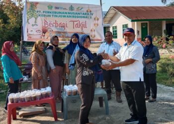 Sambut Ramadhan 1445 H,PTPN IV Regional ll Kebun Tinjowan Berbagi Takjil Bersama Masyarakat Sekitar