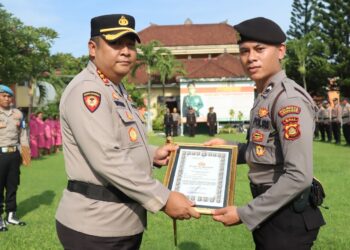 Polresta Denpasar Gelar Upacara Korps Rapor Kenaikan Pangkat, Pelepasan Purna Tugas dan Pemberian Penghargaan Anggota Berprestasi