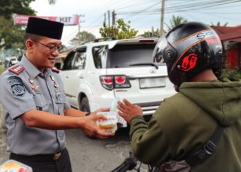 Semarak Ramadan Meriahkan Hari Bhakti Pemasyarakatan, Lapas Kelas IIA Pematangsiantar Bagikan Takjil Kepada Masyarakat