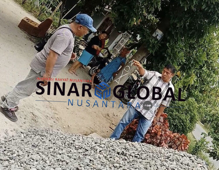 Keterangan Foto:Kades/Pangulu Nagori Maligas Tongah.Barlian Sinaga dengan arogansinya mengancam dan menunjuk wajah wartawan