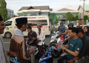 Ratusan Takjil Dibagikan Pemuda Muhammadiyah Pidie Kepada Pengguna Jalan