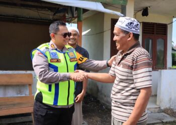 AKBP Asep Sujarwadi Pimpin Patroli ke Perumahan Warga Jaga Keamanan Saat Libur Idul Fitri 1445 H / 2024