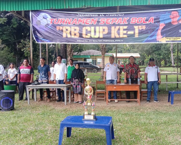 Keterangan foto:Camat Hatonduhan Riyan Fahrijal Pakpahan, S.IP Didampingi Sekcam Hatonduhan Rinton Parulian Damanik SE, bersama Manajer Kebun Tonduhan Dedy Riza saat mengumandangkan lagu kebangsaan Indonesia Raya pada pembukaan Turnamen Sepakbola RB Cup 1