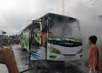 Insiden Bus Rombongan Dari Perdagangan Terbakar di Tigarunggu, Polres Simalungun Bantu Evakuasi