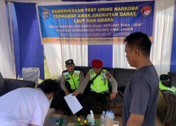 Sat Narkoba Polres Simalungun Menggelar Pengecekan Urine Supir Bus di Pos Pam Ops Ketupat Toba 2024 Tunjukkan Hasil Negatif Narkoba