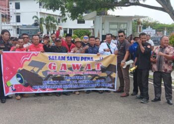 Aksi Unjuk Rasa GAWAT Dikantor Halaman Kantor Bupati Rohul