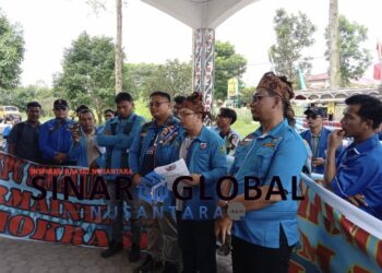 Ratusan Massa KNPI Minta 3 Komisioner KPU Simalungun Dicopot dan Tangkap Oknum PPK Tanah Jawa Pengguna Sukes Palsu
