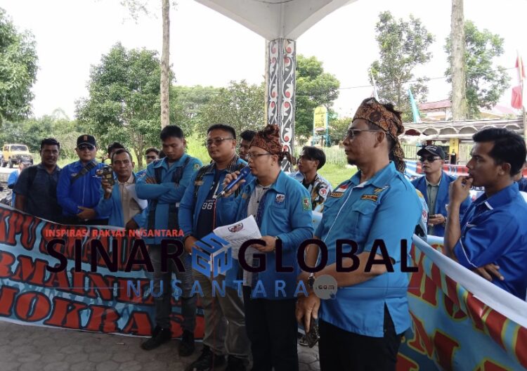 Keterangan foto: Ketua KNPI Simalungun seluruh bersama koordinator aksi sedang menyampaikan poin poin tuntutan kepada KPU Simalungun dan Polri