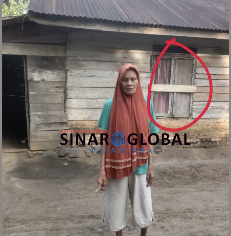 Keterangan Foto: Kondisi jendela rumah opung Aminah yang sudah jebol dan hanya ditutup kain gorden.selain itu Rumah kediaman juga blm dimasuki penerangan Listrik