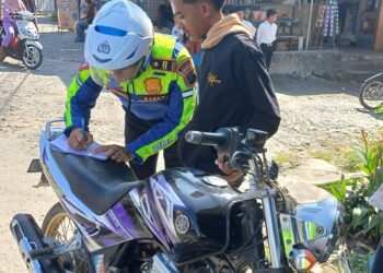 Kasat Lantas Polres Simalungun IPTU Jonni F. H. Sinaga Lakukan Penilangan Kasat Mata dan Sosialisasi Tertib Lalu Lintas